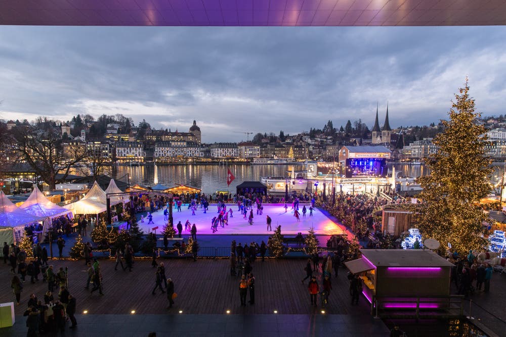 Eisfeld vor dem KKL, im Hintergrund die SRF-Sammelaktion «Jeder Rappen zählt» 2018. (Bild: Roman Beer (Luzern, 20. Dezember 2018))
