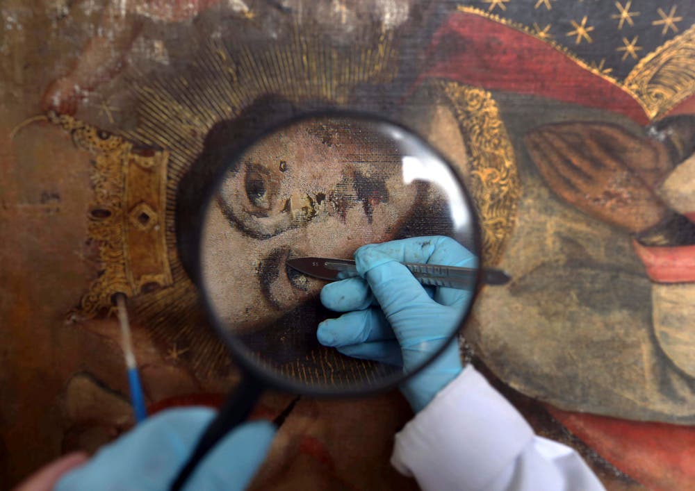 Ein Restaurator des peruanischen Kulturministeriums bei der Arbeit an einer Malerei aus dem 17. Jahrhundert. (Bild: Martin Mejia/AP (Cuzco, 1. März 2018))