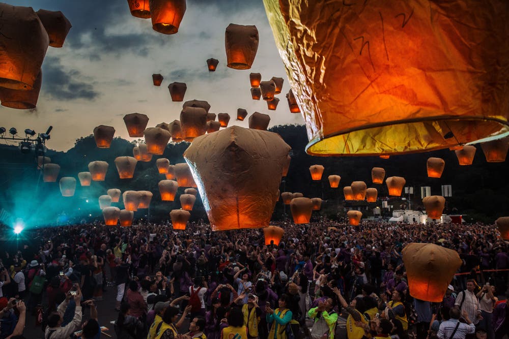 Touristen lassen anlässlich des Laternenfestivals in Pingxi in Taiwan Himmelslaternen steigen. (Bild: Billy H.C. Kwok/Getty (Pingxi, 2. März 2018))