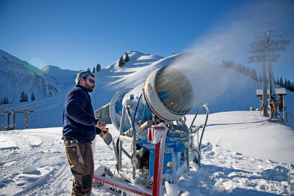Volles Rohr: Der Winter kann kommen. Wie die Bergbahnen Klewenalp-Stockhütte (auf dem Bild richtet Ivo Näpflin die Schneekanone) rüsten sich auch andere Skiorte von Ob- und Nidwalden für die neue Wintersaison. Bild: Corinne Glanzmann, 12. Dezember 2018