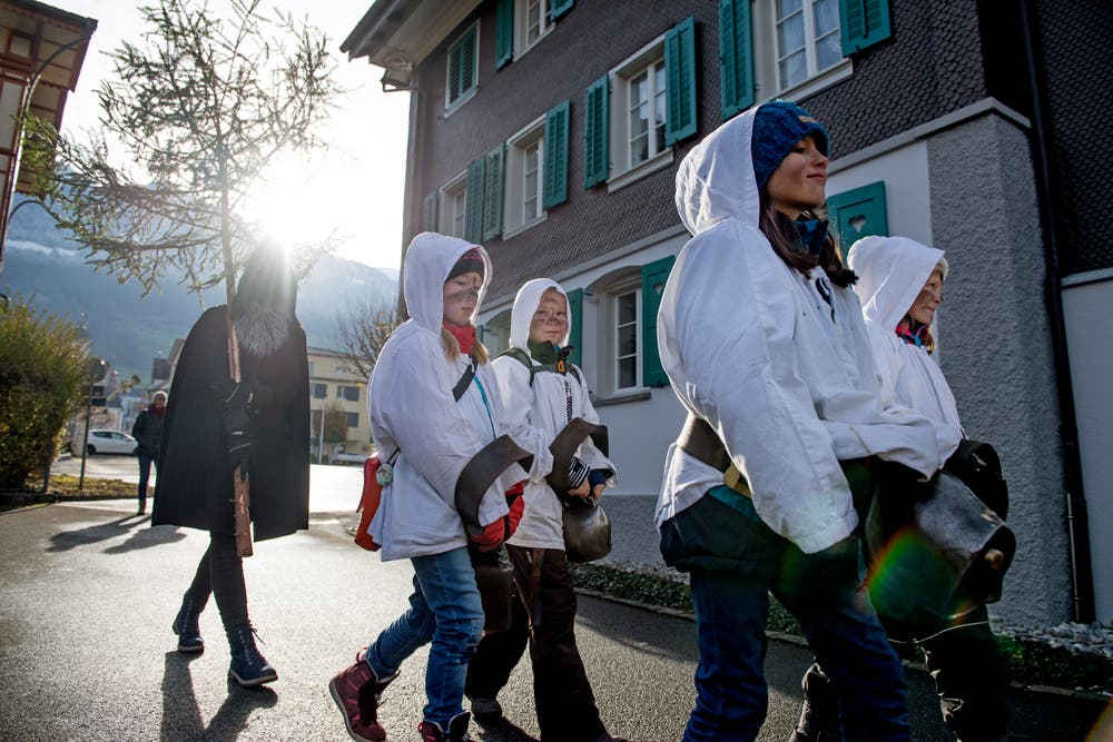 Ein altes Brauchtum lebt in Sachseln wieder auf: Unter Trinkelgeläut und begleitet vom Samiglais besuchten Schulkinder über 500 Senioren und überbrachten ihnen ein kleines Geschenk. Das Trinklerfinale auf dem Dorfplatz zog viel Publikum an.Bild: Corinne Glanzmann, 28. November 2018