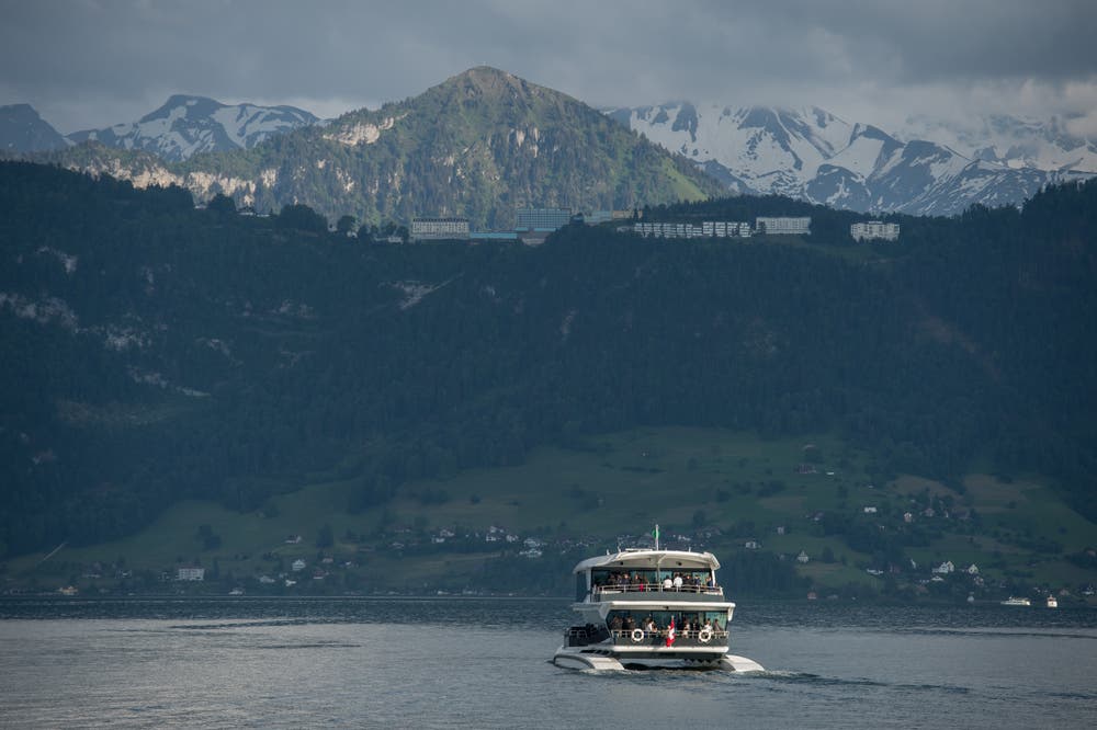 Das Schiff wird von der Luzerner Stadträtin Franziska Bitzi auf den Namen MS Bürgenstock getauft und geht dann auf seine Jungfernfahrt. Das MS Bürgenstock vor seinem Namensgeber, dem Bürgenstock.Bild: Dominik Wunderli (Luzern, 24. Mai 2018)