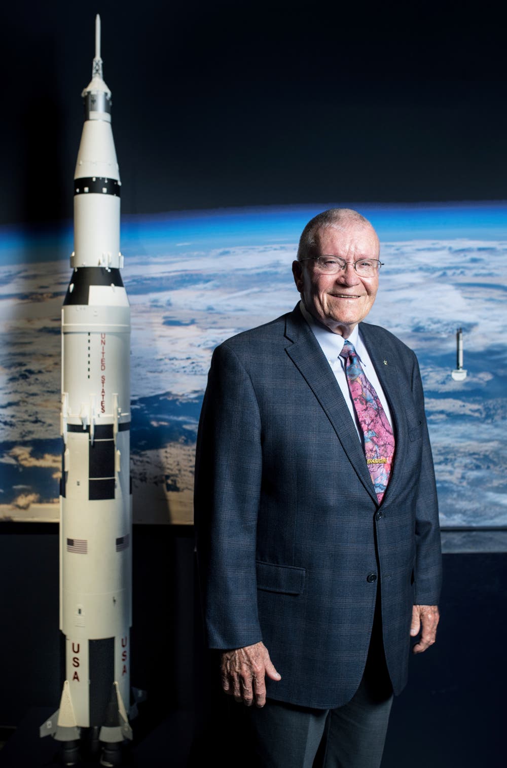 «Die Begegnung mit Fred Haise, Astronaut der legendären Apollo 13 Mission war für mich ein Highlight. Mit welcher Begeisterung Haise über die Rettungsaktion, nach der gescheiterte Mondmission sprach, und das obwohl er wohl seit den 70er Jahren die immer gleichen Fragen dazu beantworten muss, hat mich tief beeindruckt. Und natürlich gefällt mir auch das Foto.»Bild: Boris Bürgisser (Luzern, 12. Oktober 2018)