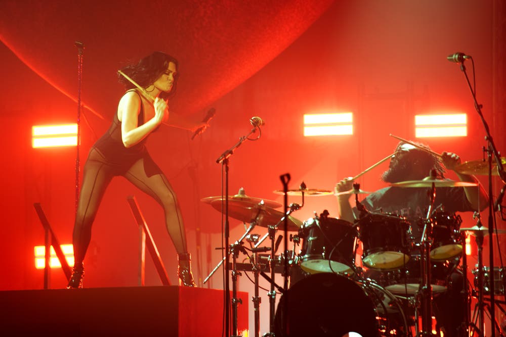 Während ihrem Konzert am Blueballs, erzählte die Britin Jessie J. nicht nur aussergewöhnlich oft Geschichten über Nebensächliches, sondern bot dem Publikum im ausverkauften Konzertsaal des KKL auch eine eindrücklich Show.Bild: Dominik Wunderli (Luzern, 24. Juli 2018)