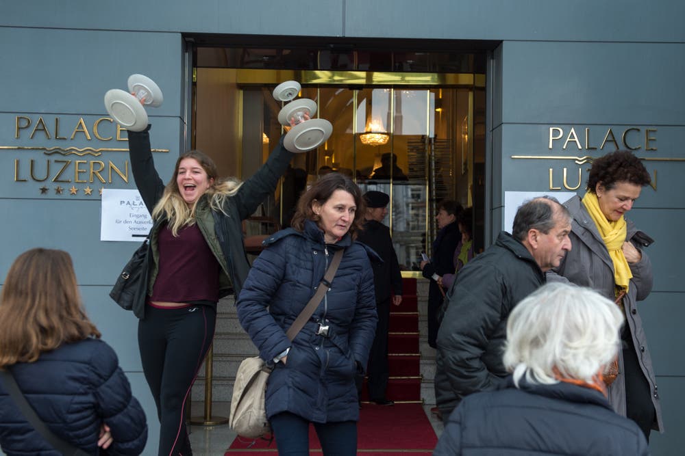 Am 26. Januar eröffnete das Hotel Palace seinen Möbelbazar. Der neue Besitzer Yunfeng Gao investiert dafür 100 Millionen Franken. Wer sich ein beliebtes Stück Palace sichern konnte, durfte sich wegen der grossen Anzahl der Interessenten glücklich schätzen. So auch Tabea Greter, die zwei ausgediente Etagere ihr Eigen nennen darf.Bild: Dominik Wunderli (Luzern, 26. Januar 2018)