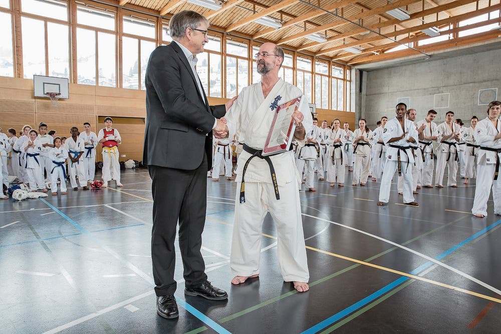 Sportsfreude: Bildungsdirektor Franz Enderli übergibt Karatetrainer Klaus Ming den Sportpreis. (Bild: André A. Niederberger (3. März 2018))