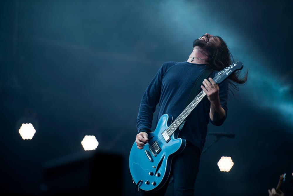 Mit ihrem geraden, direkten und wuchtigen Rock hatten die Foo Fighters um Sänger Dave Grohl das Wankdorf schnell im Sack. Schon der Auftakt mit Hits wie «All My Life» und «Learn To Fly» riss mit.Bild: Corinne Glanzmann (Bern, 13. Juni 2018)