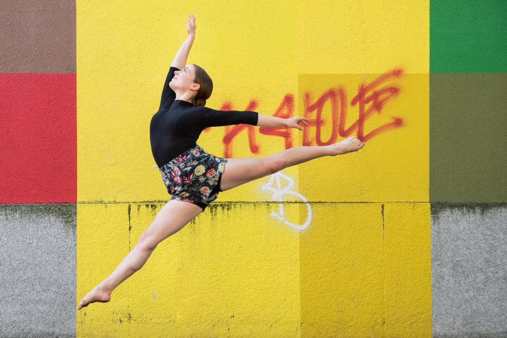 «Lea Korner hat für ihre Maturaarbeit das Thema Flucht choreografisch umgesetzt. Das Bild haben wir innerhalb weniger Minuten mitten in der Stadt aufgenommen. Leas Haltung ist perfekt. Und da der Boden abgeschnitten ist scheint sie zu schweben. Durch das Zusammenspiel mit dem farbigen Wandbild und dem Graffiti ist gleich zu erkennen das es kein Theater Bild ist.»Bild: Boris Bürgisser (Luzern, 21. Juni 2018)