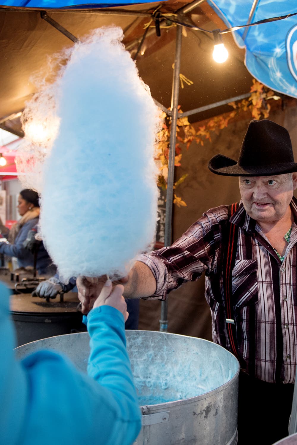Gluschtigs, grosse Kinderaugen und viel Volk am Stanser Herbstmarkt: Feine Zuckerwatte gab’s dabei am Stand von Robert Bieri.Bild: Corinne Glanzmann, 14. November 2018.