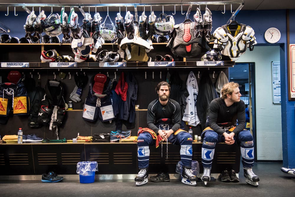 «Die Eishockeyspieler des EV Zug vor ihrem Meisterschaftsspiel gegen Ambri-Piotta mit der Kamera zu begleiten war ein Privileg. In welchen Beruf sonst bekommt man solche Einblicke? Das Bild aus der Serie gefällt mir am besten, die Konzentration bei den beiden Spielern Dominik Schlumpf und Sven Senteler ist richtig zu spühren.»Bild: Boris Bürgisser (Zug, 3. März 2018)