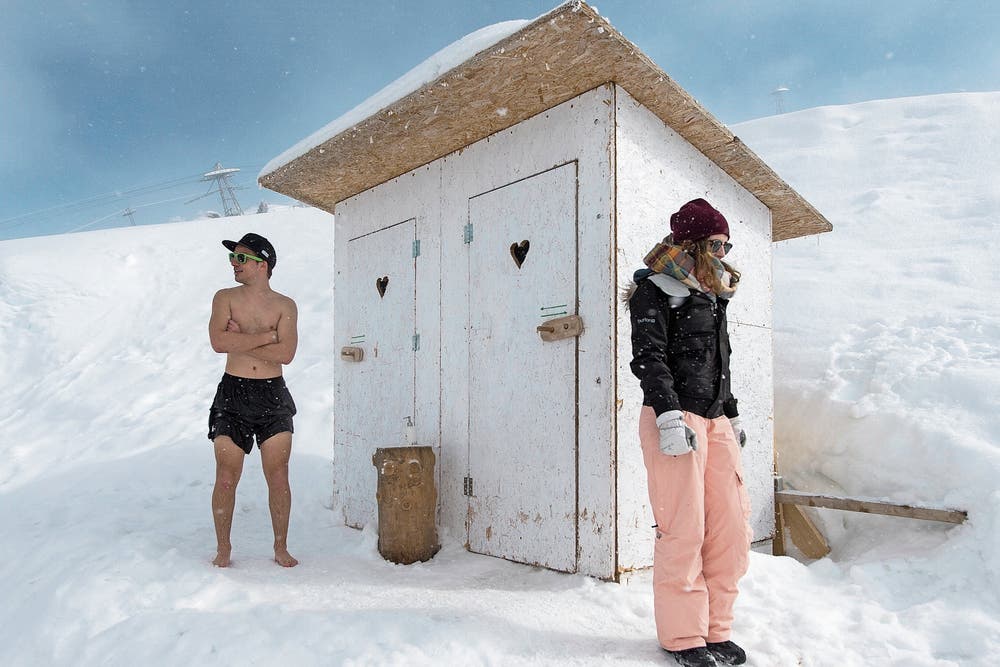 Vorfreude: Irgendwann öffnet sich an der Snowvolley-Meisterschaft auch diese WC-Tür. (Bild: Eveline Beerkircher (25. Februar 2018))