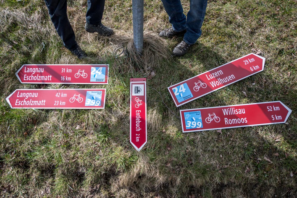 Rund um den Napf entsteht ein 155 Kilometer langer Veloweg. Dazu müssen 500 neue Schilder aufgebaut werden. Bild: Pius Amrein (Entlebuch, 3. April 2018)