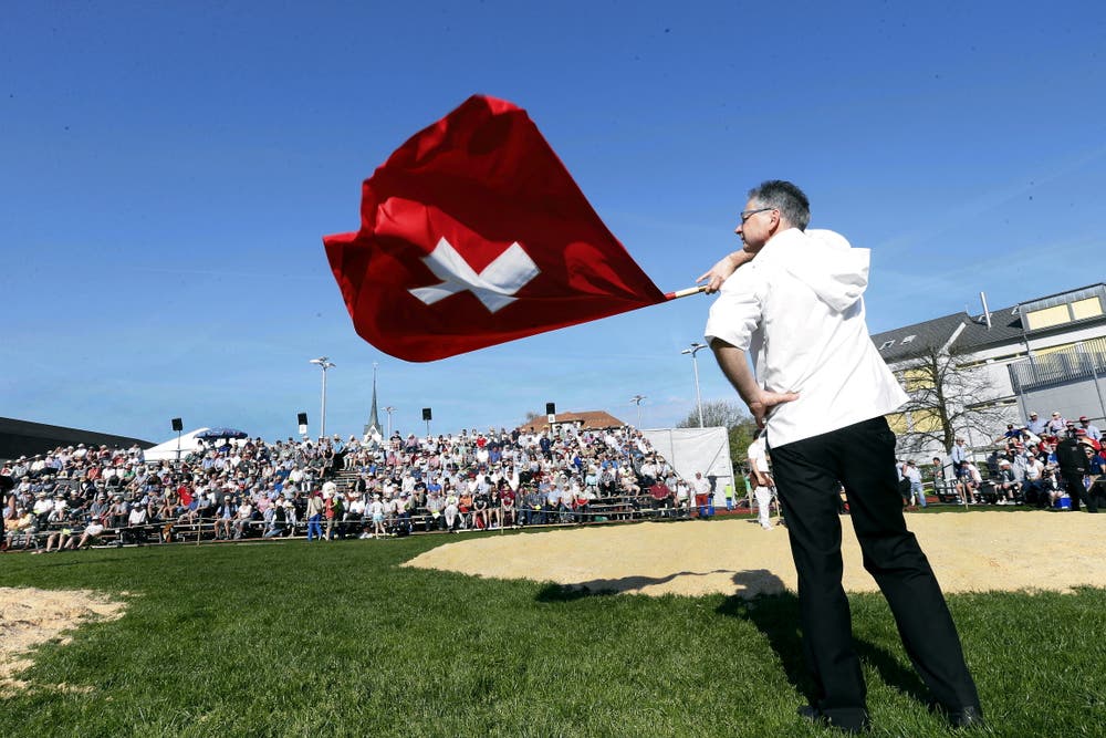 Toni Keiser schwingt die Fahne am Zuger Kantonal Schwingfest in der SchützenmattBild: Werner Schelbert (Menzingen, 22. April 2018)