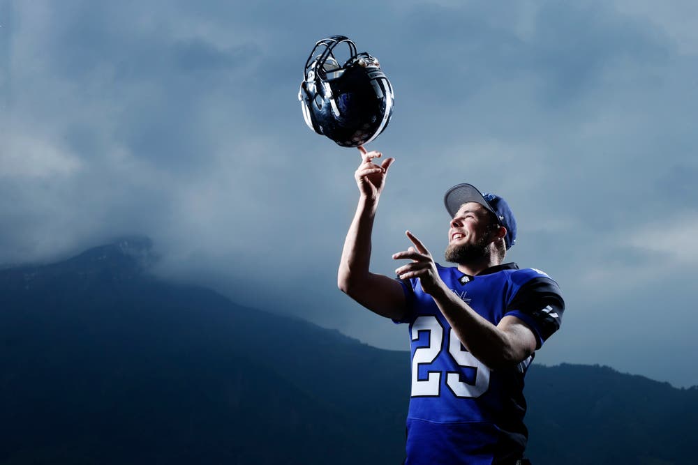 Romano Zanella aus Walchwil spielt American Football bei der NLA-Mannschaft der Luzern-Lions.Bild: Stefan Kaiser (Walchwil, 8. Mai 2018)