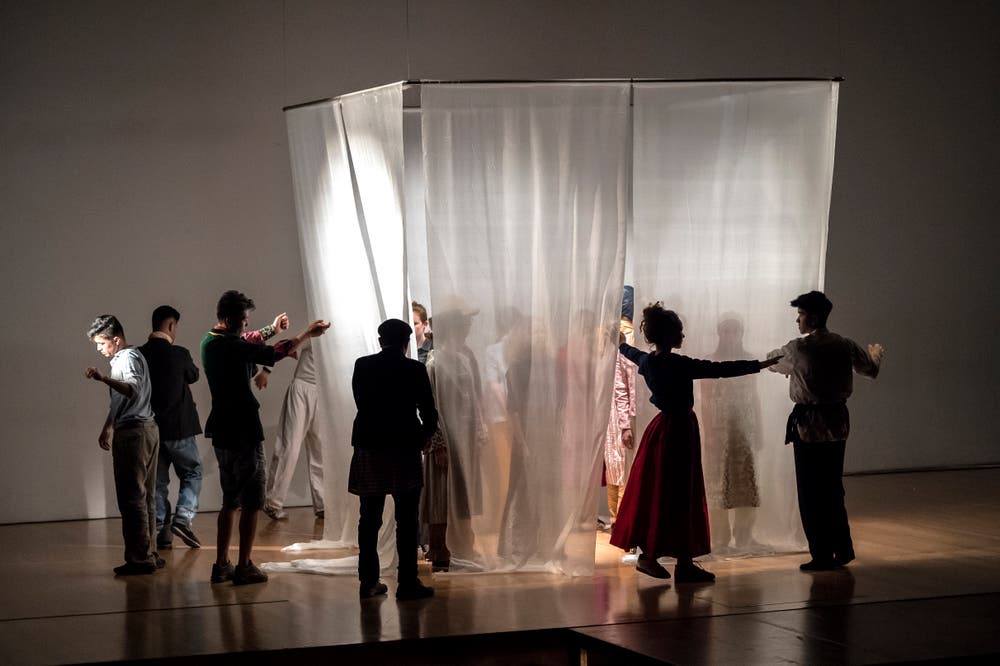 Hauptprobe des Theaterkurses der Kantonsschule Alpenquai. Bild: Pius Amrein (Luzern, 27. April 2018)