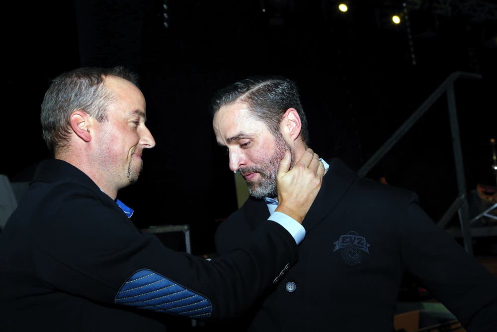 Mit Tränen in den Augen: Der langjährige EVZ-Spieler Josh Holden (rechts) wird von Patrick Lengwiler, CEO des EVZ, als Spieler verabschiedet. Bild: Werner Schelbert (Zug, 8. September 2018)