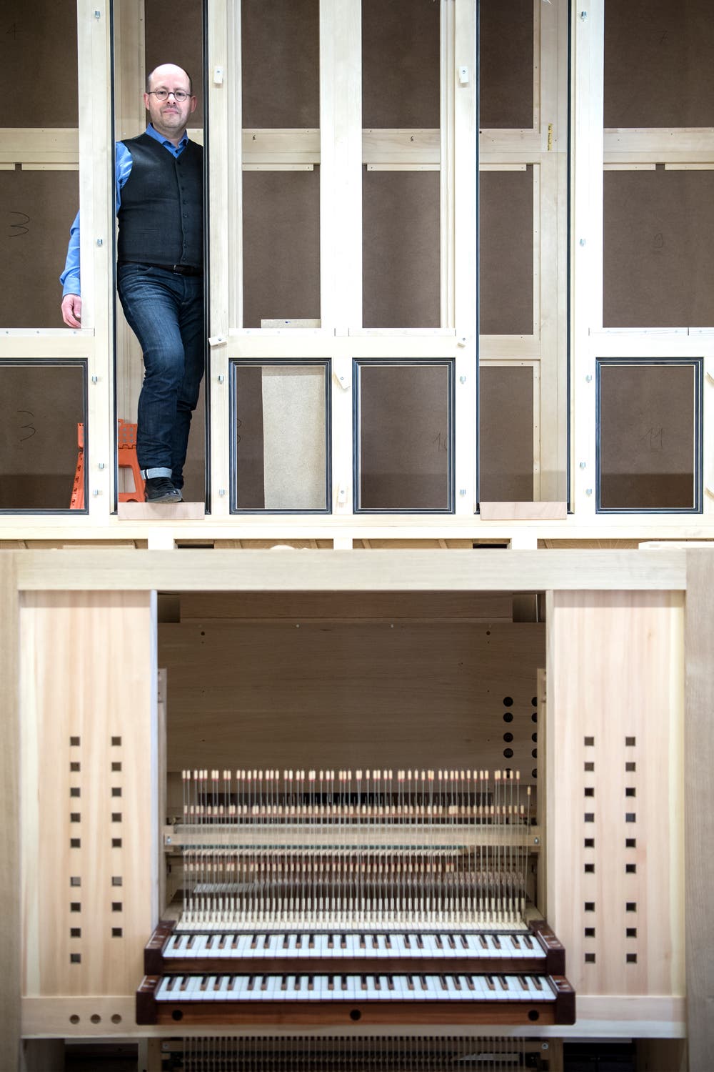 Der Luzerner Orgelbauer Goll feiert sein 150-Jahr-Jubiläum. Auf dem Bild zu sehen ist Geschäftsführer und Inhaber Simon Hebeisen in einer im Bau befindlichen Orgel.Bild: Pius Amrein, 4. Mai 2018