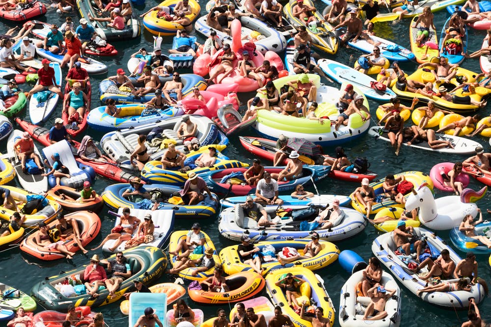 Red-Bull-Cliff-Diving in Sisikon. Es drängen sich Menschenmassen in Booten auf dem See, um die beste Sicht auf die Athletinnen und Athleten zu haben.Bild: Jakob Ineichen, 5. August 2018