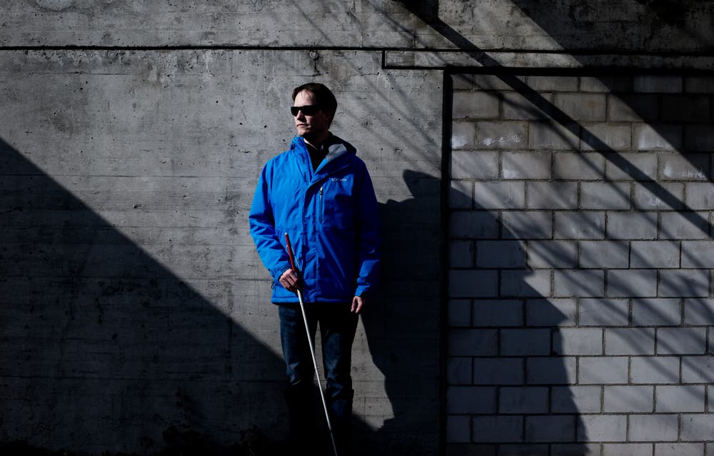 Reto Hotz aus Hünenberg leidet an einer seltenen Augenkrankheit. Er sieht bei Helligkeit und Dunkelheit fast nichts.Bild: Stefan Kaiser, 28. Februar 2018