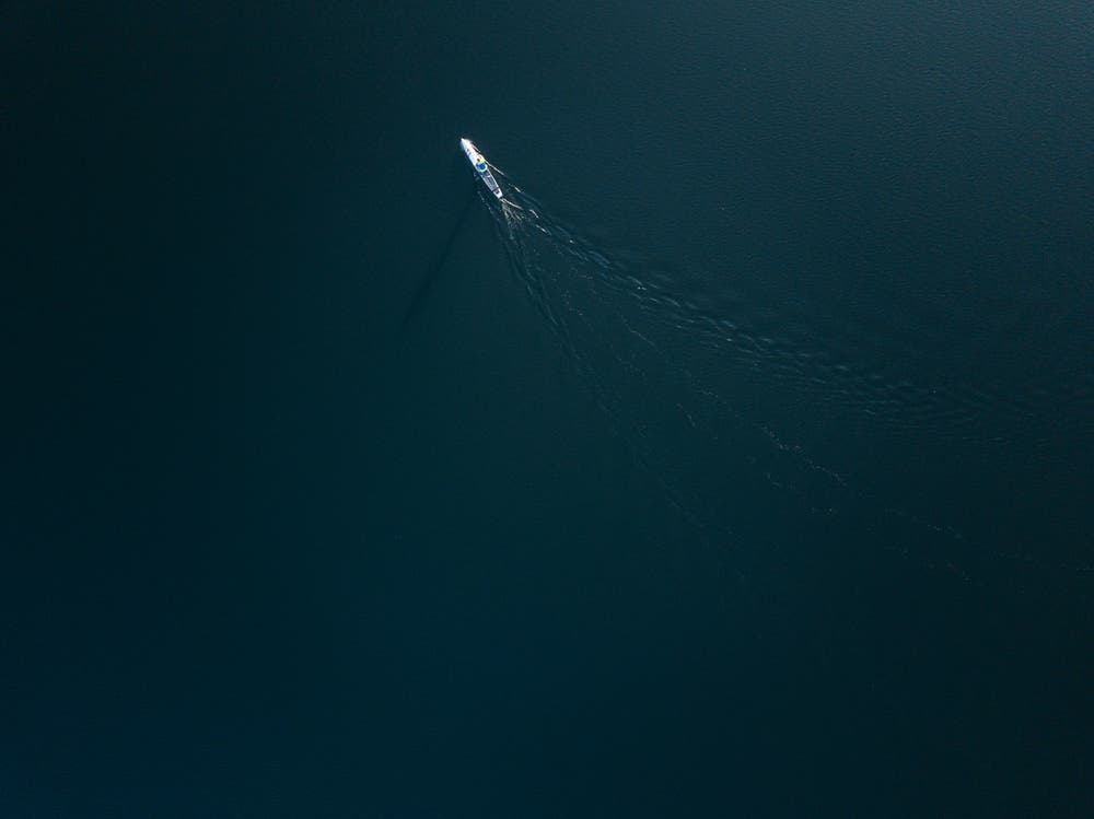 Ein Boot auf dem Sempachersee, fotografiert mit einer Drohne. Bild: Manuela Jans-Koch (Sempach, 24. November 2018)