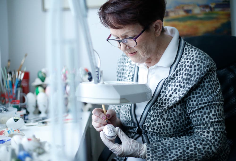 Heidi Huwyler bemalt Eier und stellt die Ergebnisse nach einem Jahr und 200 Eiern in der Schrinerhalle aus.Bild: Stefan Kaiser (Zug, 2. März 2018)