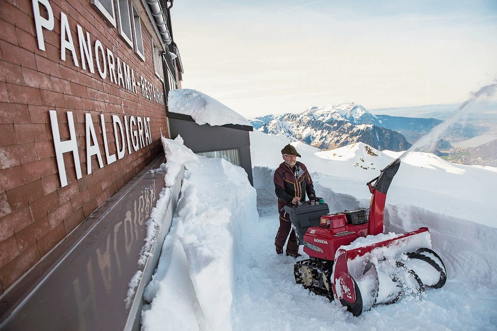 Soll noch einer sagen, wir hätten keinen Winter gehabt: Kurt Mathis beim Schneefräsen auf dem Haldigrat. (Bild: Dominik Wunderli (24. Januar 2018))