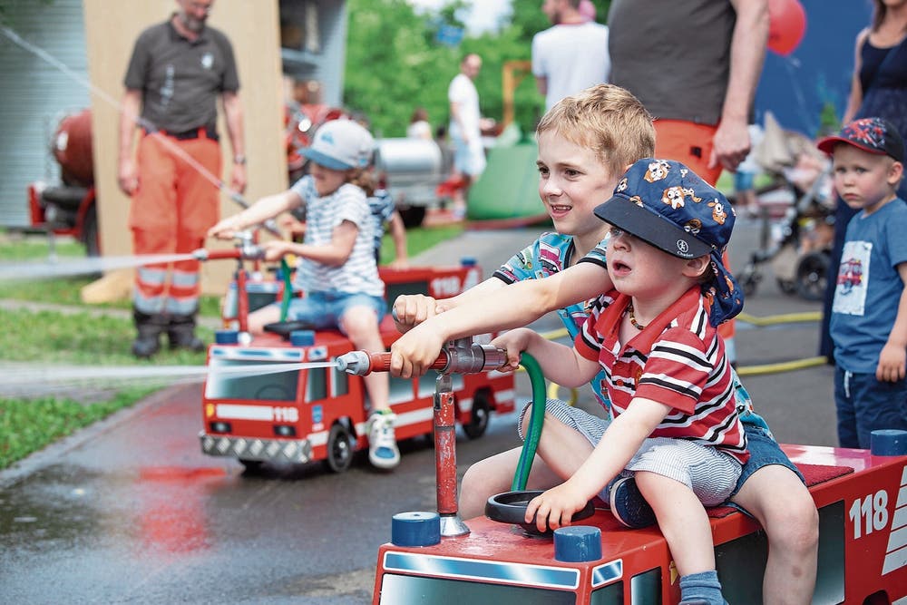Für Nachwuchs scheint gesorgt: Kinder geniessen Löschfahrzeuge am Tag der offenen Tür der Stützpunktfeuerwehr. (Bild: Edi Ettlin (26. Mai 2018))