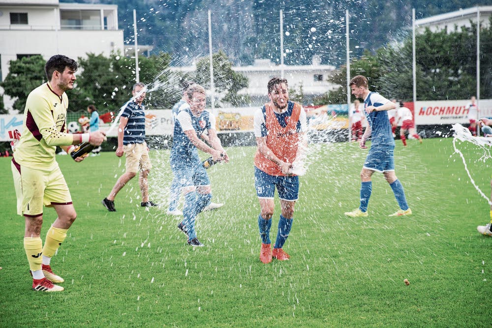 Hergiswils 2.-Liga-Fussballer feiern den Meistertitel. (Bild: Manuela Jans-Koch (9. Juni 2018))