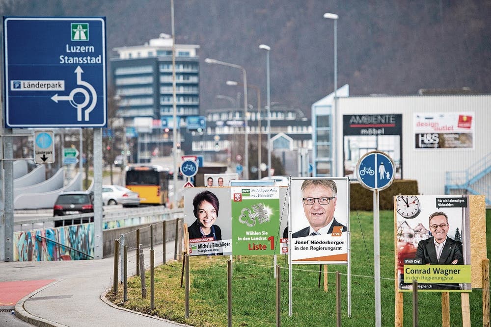Plakatwald für die Regierungsratswahlen: Wer soll vor lauter Verkehrszeichen die Kandidatenköpfe noch sehen und sich merken können? (Bild: Corinne Glanzmann (27. September 2018))