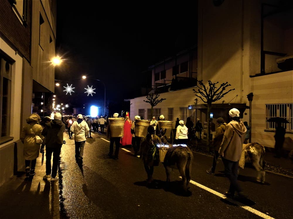 Der Samichlaus auf seinem Weg zum neuen Dorfplatz Weihermatte in Malters. (Bild: Urs Gutfleisch, 2. Dezember 2018))