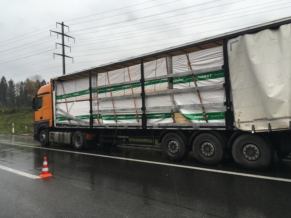 Baar - 30. NovemberBei einem Bremsmanöver auf der Autobahn A4a geriet die Holzladung eines Lastwagens ins Rutschen. Der Chauffeur blieb unverletzt. Die Einsatzkräfte stellten bei der Überprüfung der Betriebssicherheit am Fahrzeug zudem Mängel fest.