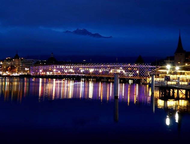 Dank der Weihnachtsbeleuchtung erstrahlt die Seeebrücke. (Bild: Walter Buholzer, Luzern)