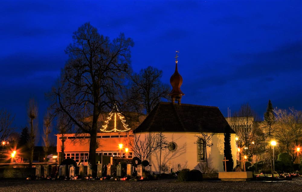 Adventsstimmung auf dem Friedhof bei der Ettiswiler Kirche. (André Egli (Ettiswil, 4. Dezember 2018))