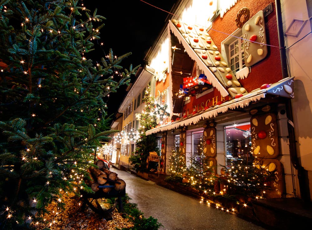 Die Konditorei Fischer in Beromünster verwandelt sich jedes Jahr in der Weihnachtszeit in ein schönes Lebkuchenhaus. (Bild: Marianne Schmid (Beromünster, 4. Dezember 2018))