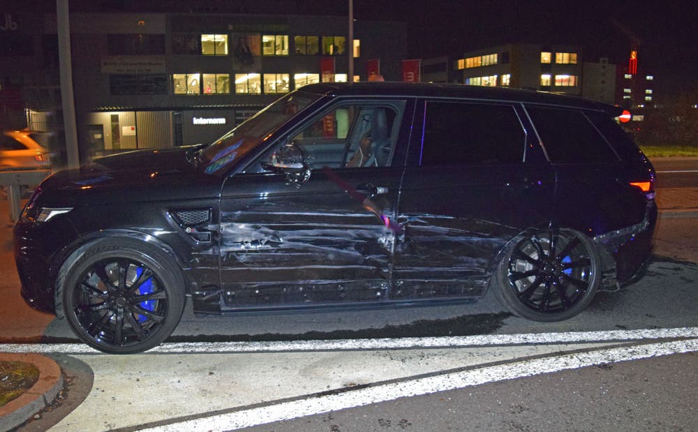 Der Personenwagen prallte nach der Kollision in die Leitplanke. (Bild: Luzerner Polizei)