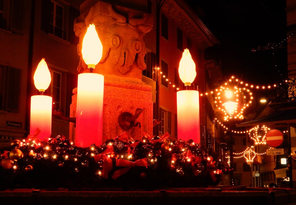 Brunnen an der Pfistergasse: In diesen Vorweihnachtstagen ein riesengrosser, nachts wunderbar leuchtender Adventskranz. (Bild: Heinz Schürmann (Luzern, 5. Dezember 2018))
