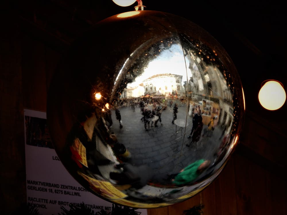 Warum nicht einmal den wunderschönen Weihnachtsmarkt auf dem Franziskanerplatz in Luzern in einer Kugel fotografieren? (Bild: Margrith Imhof-Röthlin (Luzern, 7. Dezember 2018))