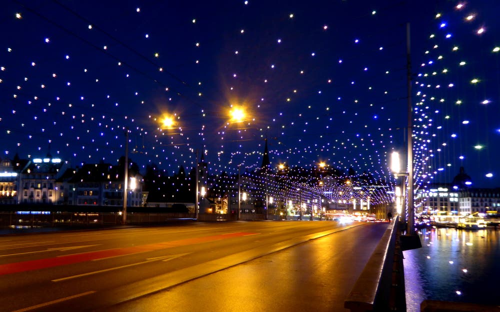 Lichterzauber auf der Seebrücke. (Bild: Walter Buholzer (Luzern, 9. Dezember 2018))