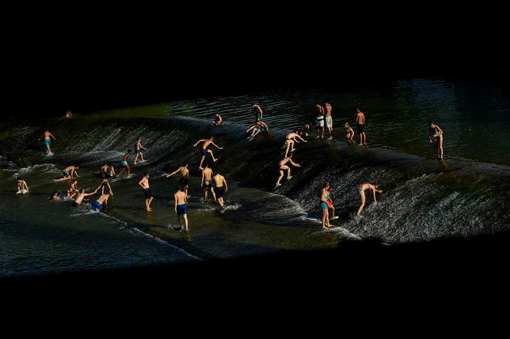 Menschen kühlen sich nach 37 Grad Hitze im Fluss Arga im nordspanischen Pamplona ab. (Bild: AP / Alvaro Barrientos)