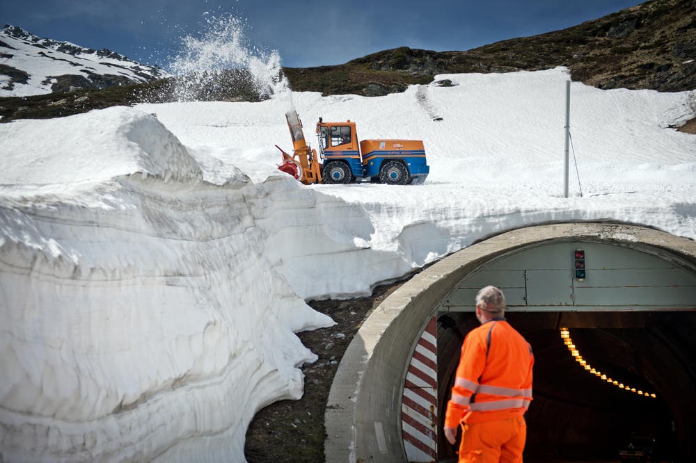 Eine Schneefräse bei letzten Arbeiten auf einer Wendeschlaufe auf der südlichen Seite der Passhöhe. (Bild: Pius Amrein / Neue LZ)