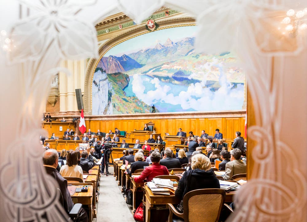 Blick durch die Türe von der Wandelhalle in den Nationalratssaal während den Bundesratswahlen. (Bild: KEYSTONE / THOMAS HODEL)