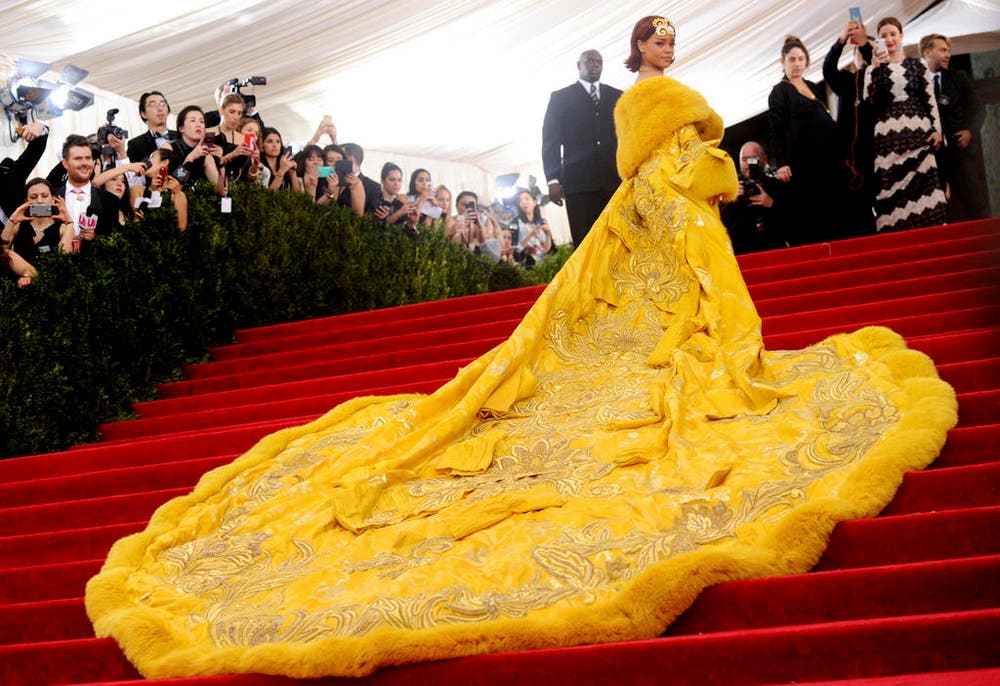 Lang, länger, am längsten: Sängerin Rihanna fällt bei einer Gala in New York mit extravagantem Kleid auf. (Bild: AP / Charles Sykes)