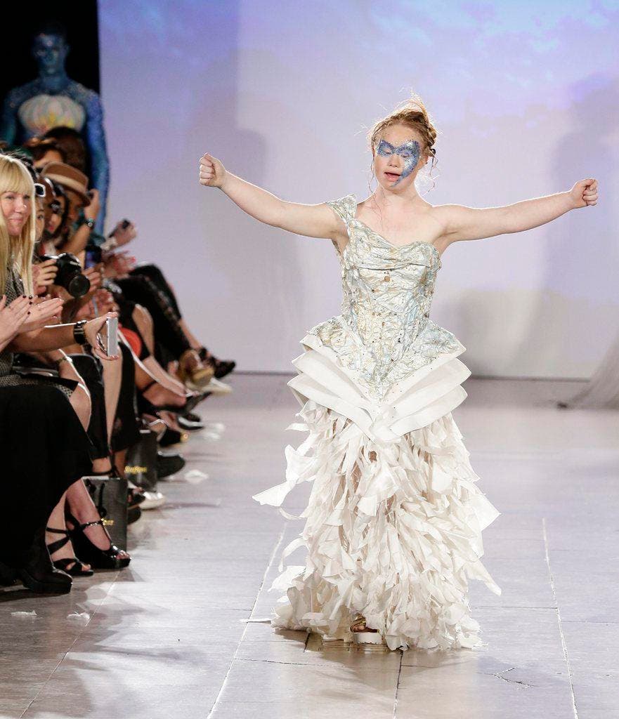 Madeline Stuart ist anders als andere Models: Sie ist 18 Jahre alt, 1,50 Meter gross und hat das Down-Syndrom. Am 13. September hatte sie ihren grossen Auftritt an der New York Fashion Week. (Bild: EPA / Jason Szenes)