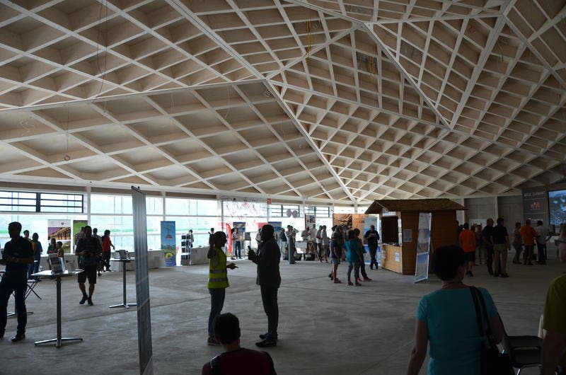 Die Tennishalle wartet mit einer speziellen Decke auf. (Bild: Martin Uebelhart / Neue NZ)