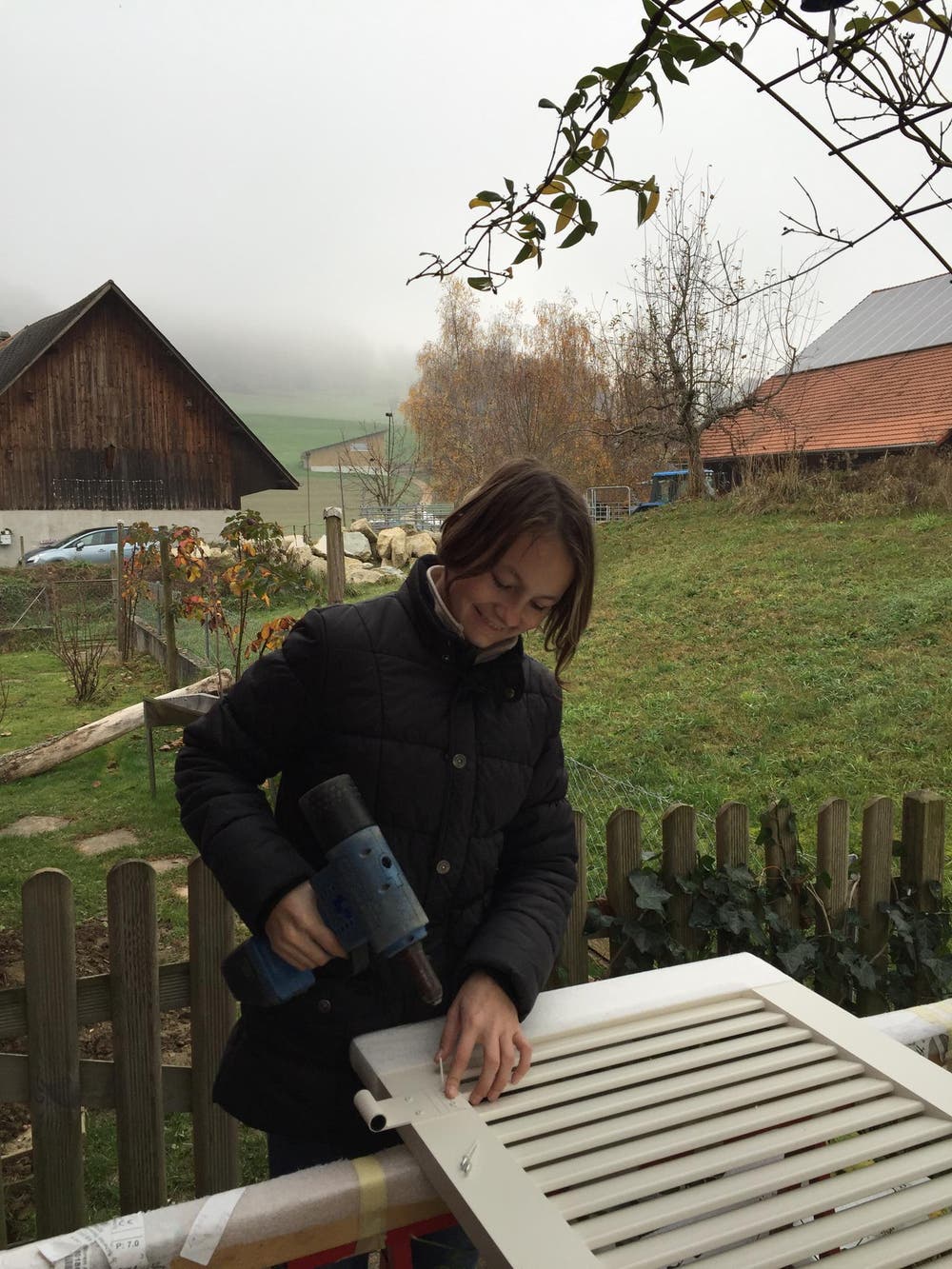 Céline Zimmermann, unterwegs mit Markus Rölli vom Storenbau in Altishofen, nietet einen Fensterladen auf der Baustelle Willihof. (Bild: Markus Rölli)