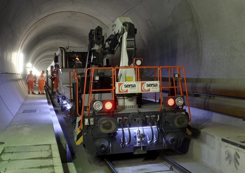 31.10.2013: Diesellokomotiven fahren dort, wo die Fahrleitung noch fehlt. (Bild: Keystone)