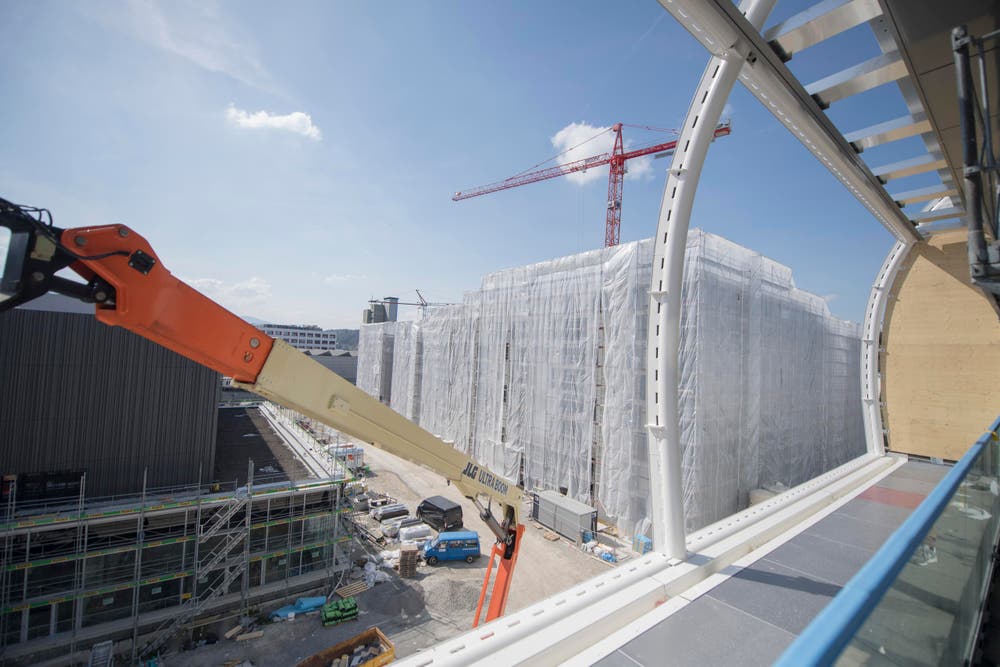 Im Hintergrund ein eingekleidetes Wohnhaus, welches ebenfalls zur Anlage gehört. (Bild: Urs Flüeler / Keystone)