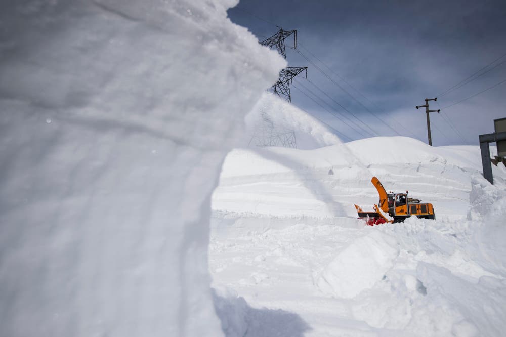 Dann müsste sich nicht der ganze Pfingst-Reiseverkehr durch den Gotthard-Tunnel quälen und könnte über den Pass ausweichen. (Bild: Keystone)