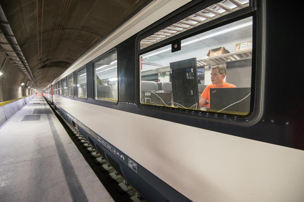 Danach testet Alptransit Gotthard AG das Zusammenspiel von Fahrbahn, Fahrzeugen und Fahrleitung. (Bild: Alptransit Gotthard AG)