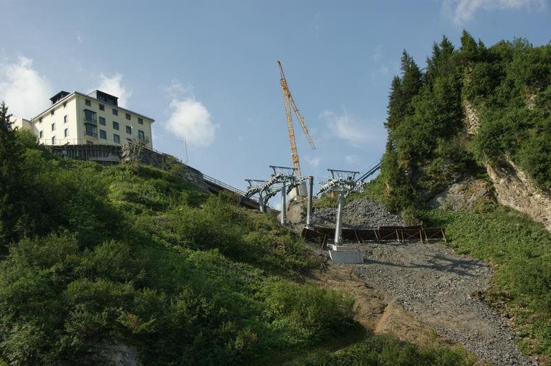 Für die Einfahrt in die neue Mittelstation Trübsee musste harter Fels weggesprengt werden. (Bild: Philipp Unterschütz)